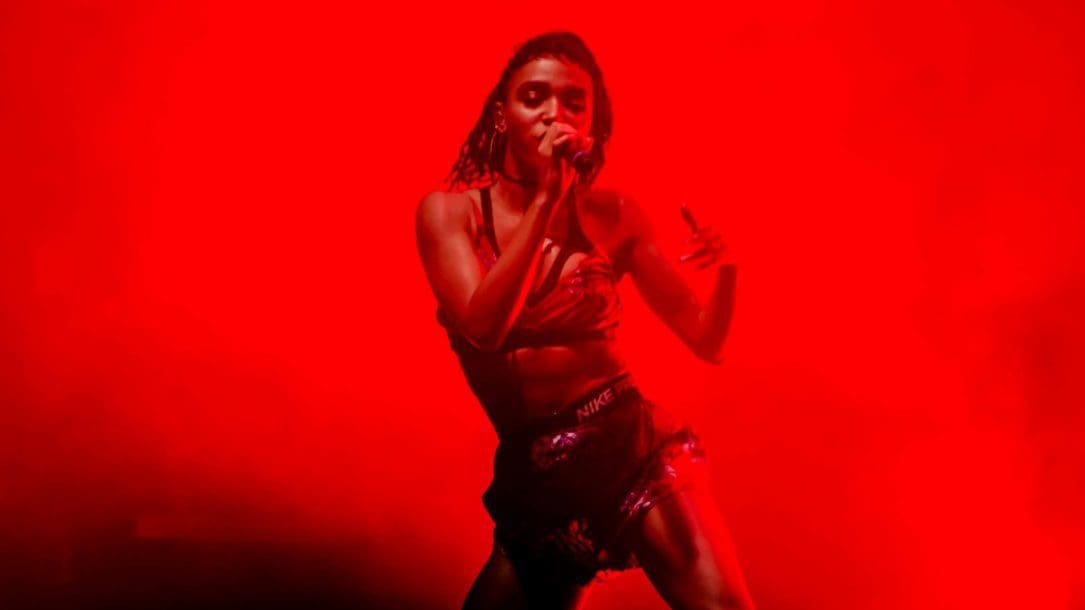 FKA Twigs rivela: «Operata a dicembre, mi hanno tolto 6 fibromi dell’utero»