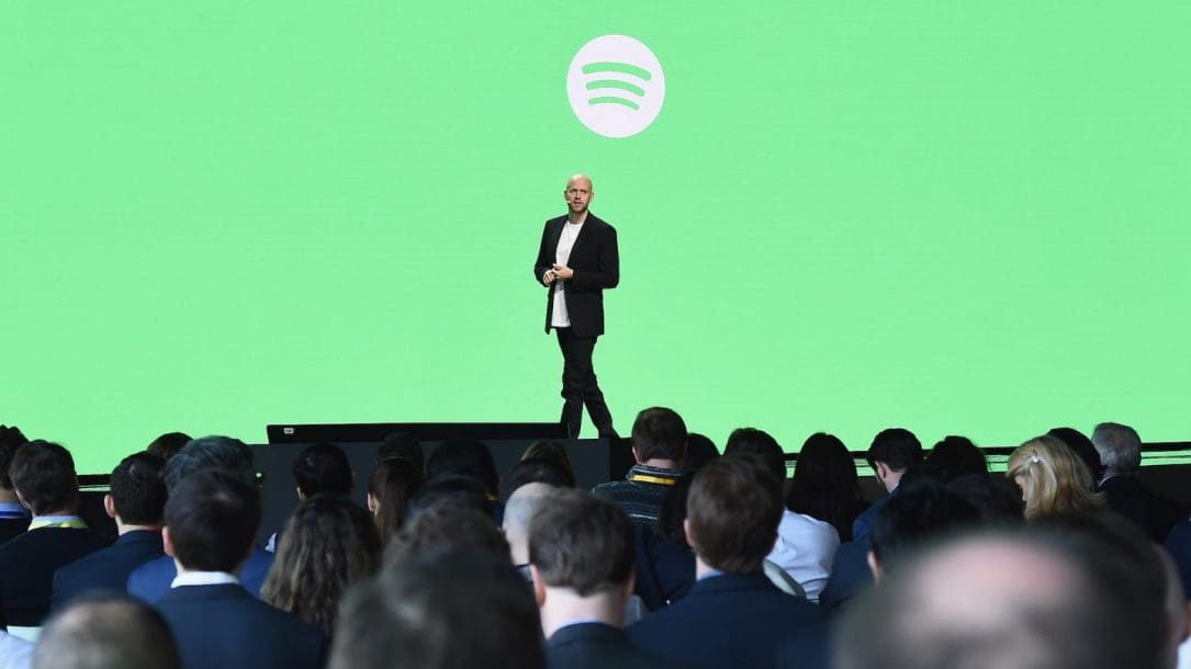 Il fondatore e CEO di Spotify Daniel Ek parla sul palco durante lo Spotify Investor Day agli Spring Studios lo scorso 15 marzo 2018 a New York