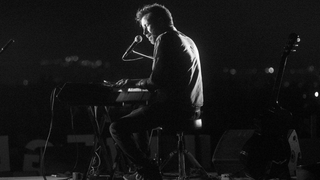Daniele Silvestri al pianoforte all'Indiegeno Fest. Credit: Matteo Casilli