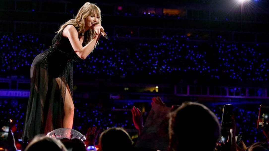 Taylor Swift, durante un suo concerto a Detroit, ha cantato il suo brano Jump Then Fall