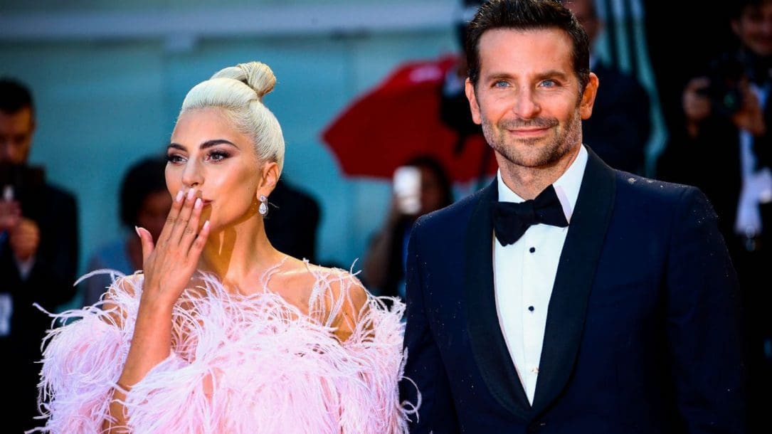Lady Gaga e Bradley Cooper al red carpet del film A Star is Born. La cantante ha lanciato il brano Is That Alright?