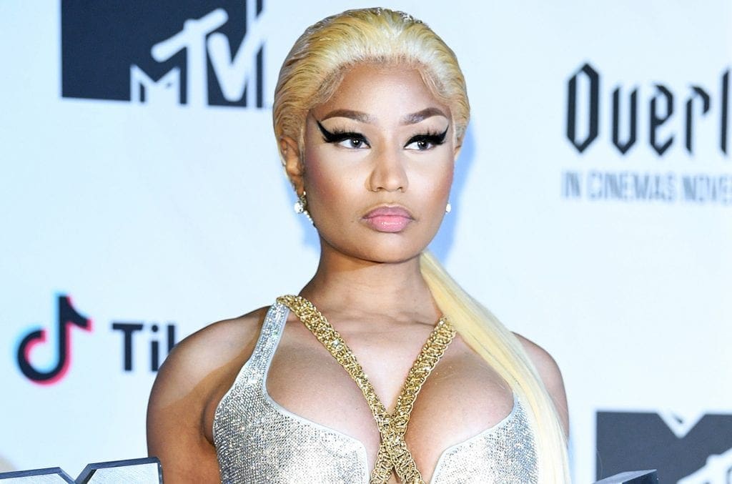 Nicki Minaj onora le vittime dell’attentato di Manchester durante un suo live