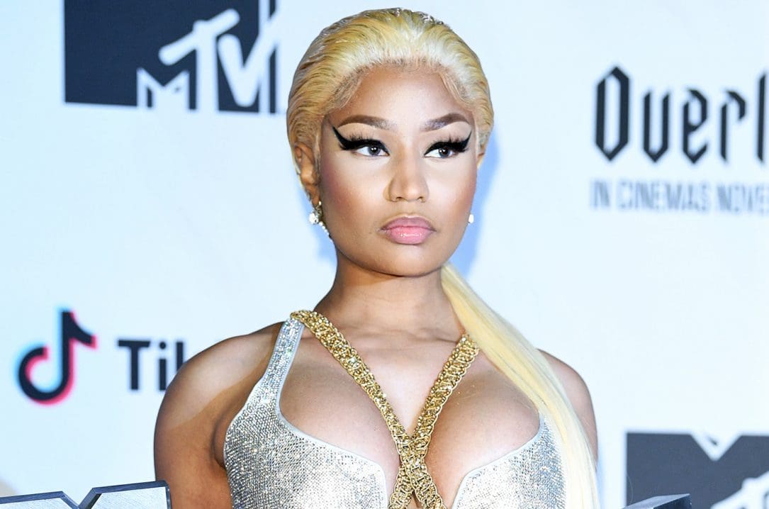 Nicki Minaj onora le vittime dell'attentato di Manchester durante un suo live