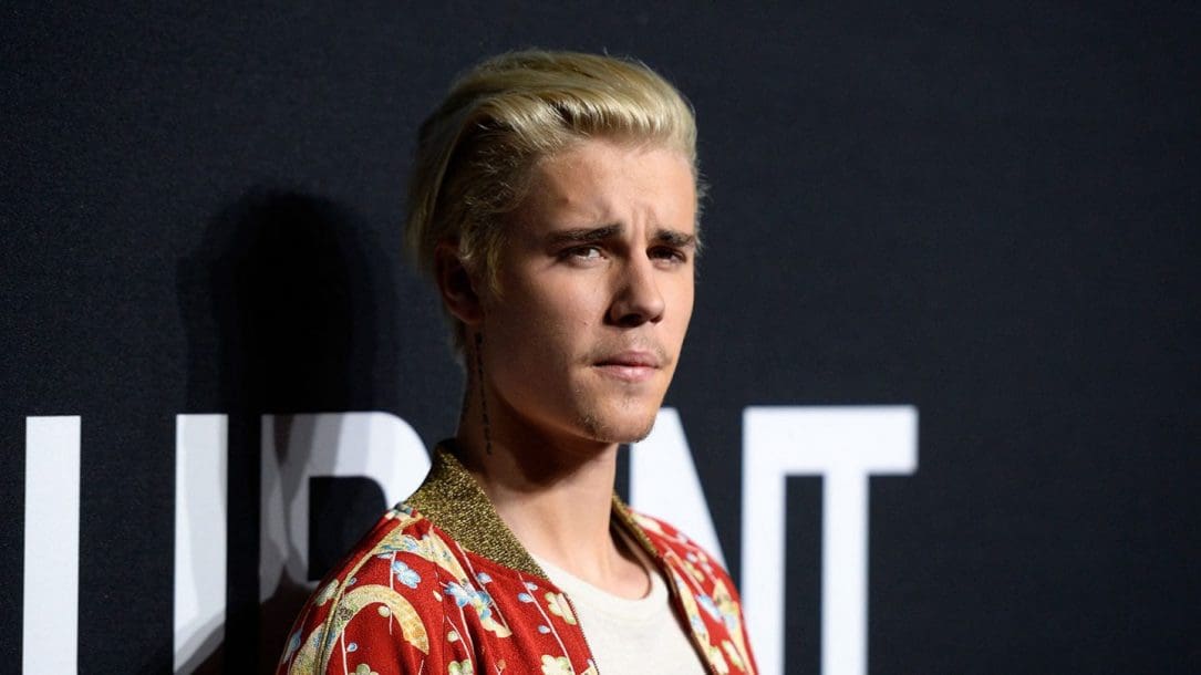 Justin Bieber sta «soffrendo molto» e ha chiesto ai suoi fan di pregare per lui