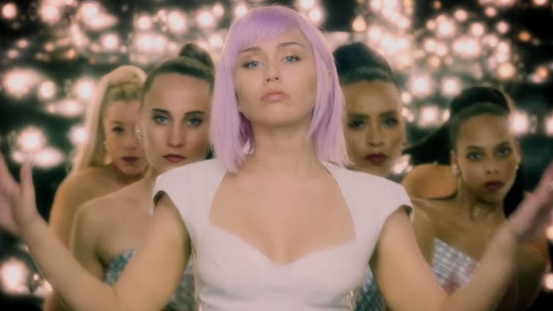 Miley Cyrus è nel cast di Black Mirror come Ashley O: le immagini
