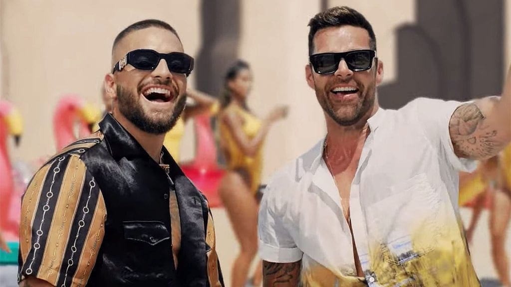 Maluma e Ricky Martin in spiaggia a Miami: guarda il videoclip di No Se Me Quita