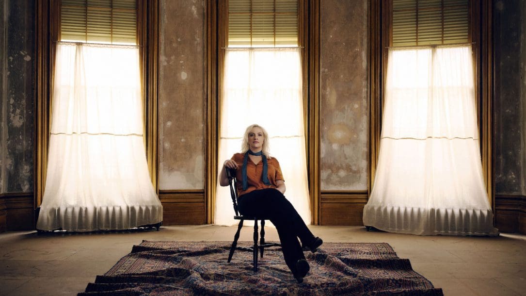 Ascolta in anteprima il nuovo singolo di Izo FitzRoy “When the Wires Are Down”
