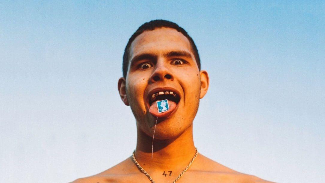 Slowthai aggredisce un fan dopo essere stato insultato