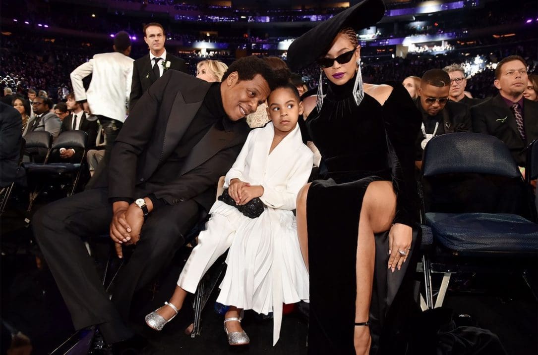 Jay-Z, Blue Ivy e Beyonce durante la cerimonia dei Grammy nel 2018, Kevin Mazur/Getty Images for NARAS