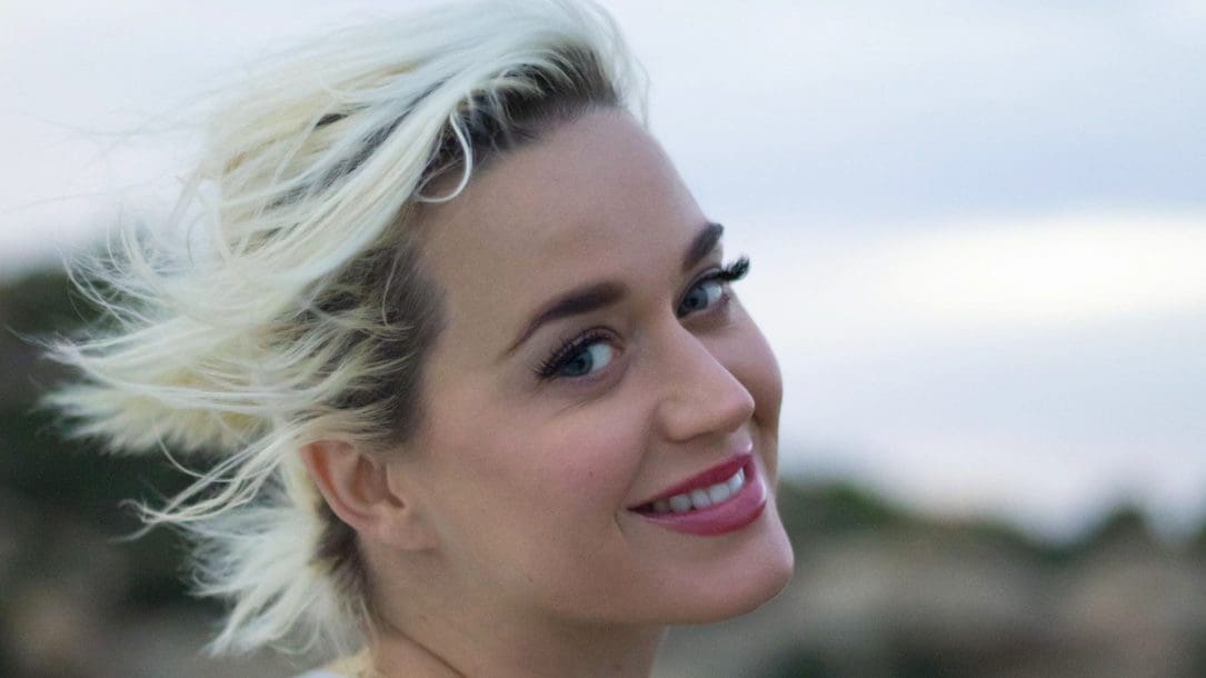 Katy Perry presenta “Smile”: «Alle donne dico: non fatevi inscatolare»