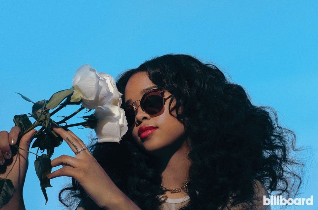 Guarda la cover di H.E.R. di “Nothing Compares 2 U” agli Emmy Awards