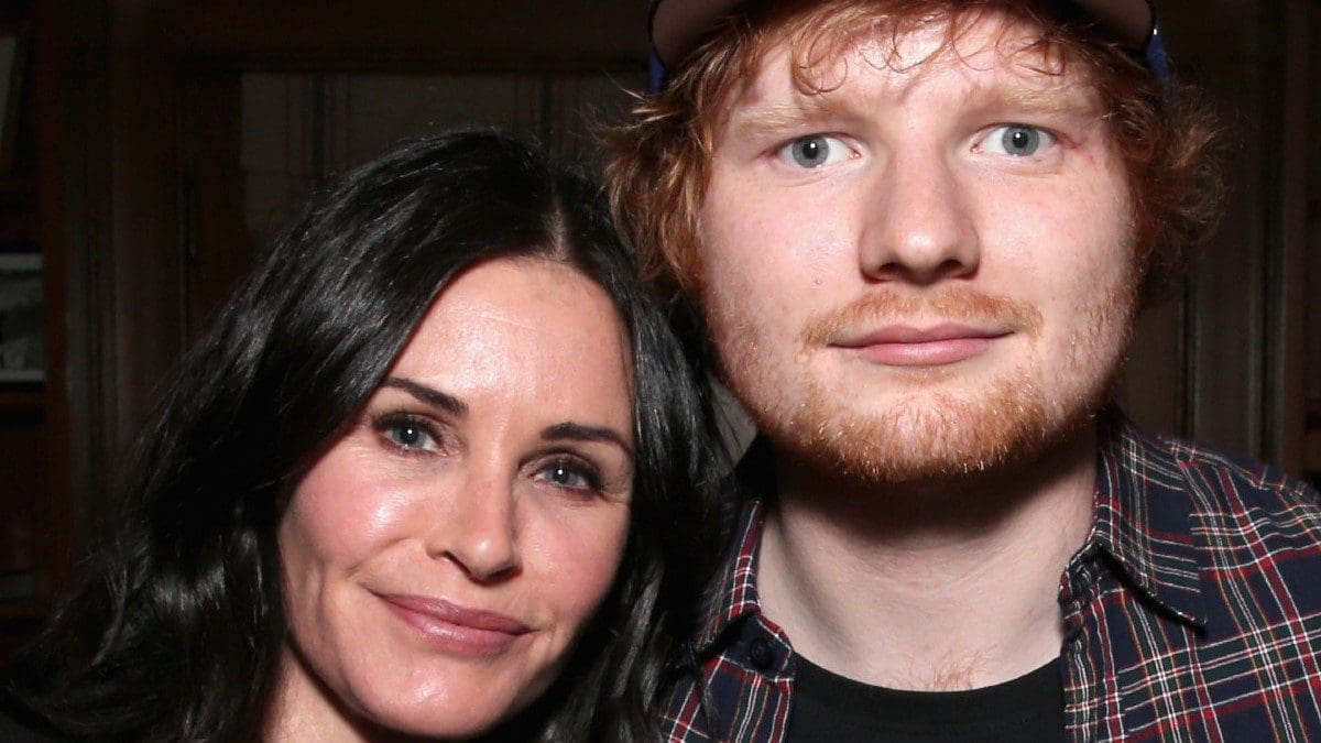 Ed Sheeran e Courteney Cox ballano la routine cult di Friends