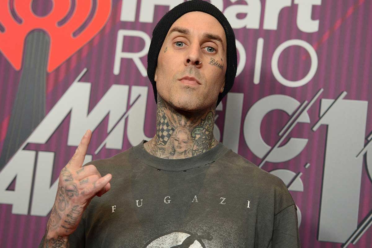 Travis Barker ha parlato dell’incidente aereo avuto nel 2008