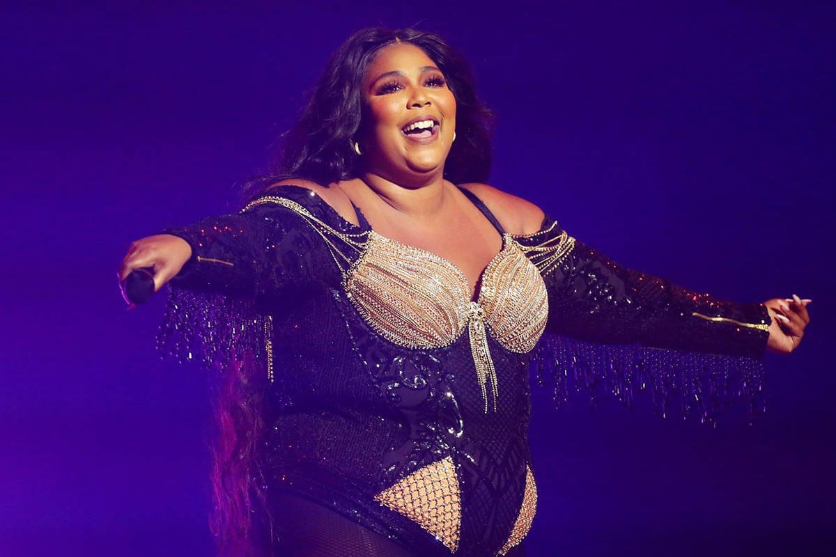 Lizzo ai fan: «Tenetevi a un metro e mezzo di distanza»