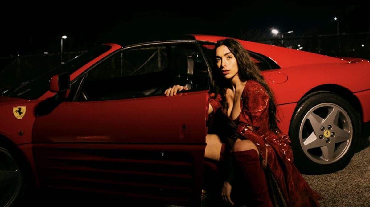 Guarda in anteprima il video di “Mayday” di Ellynora