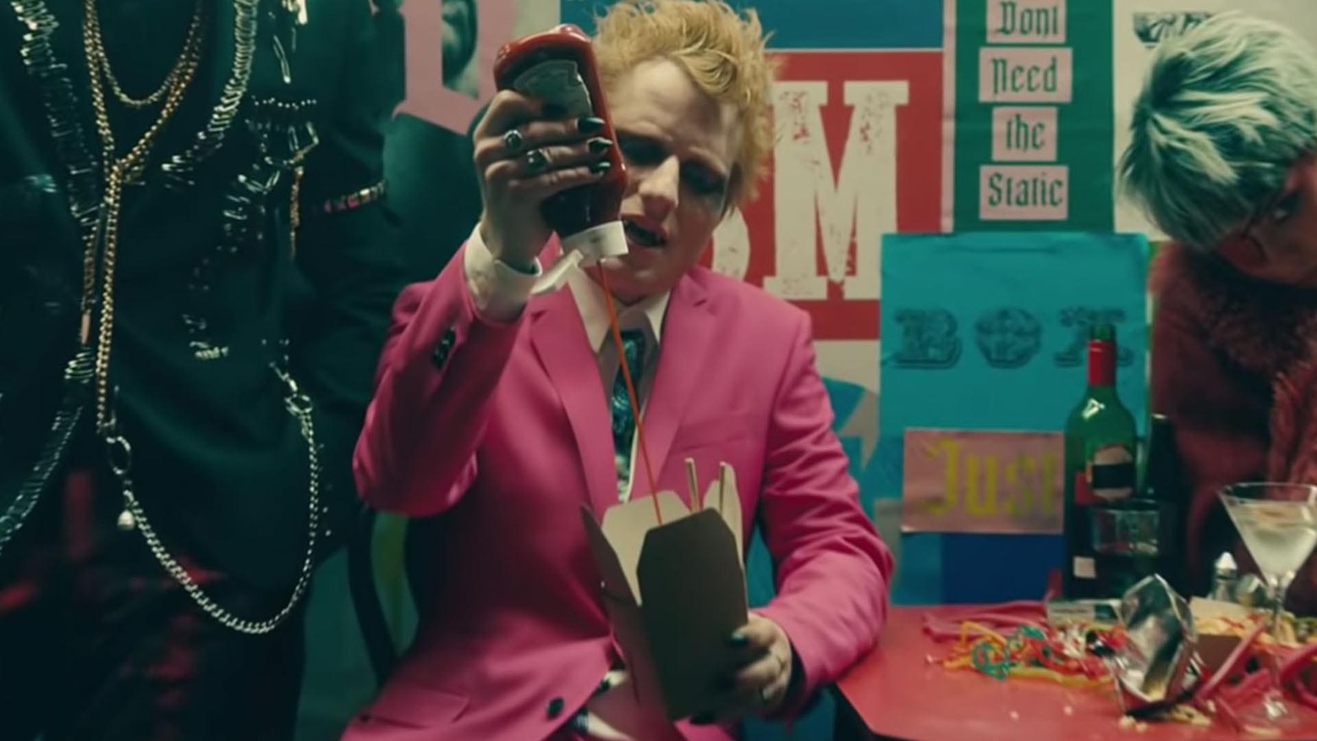 Ed Sheeran si ispira a Elton John per il look del nuovo singolo “Shivers”