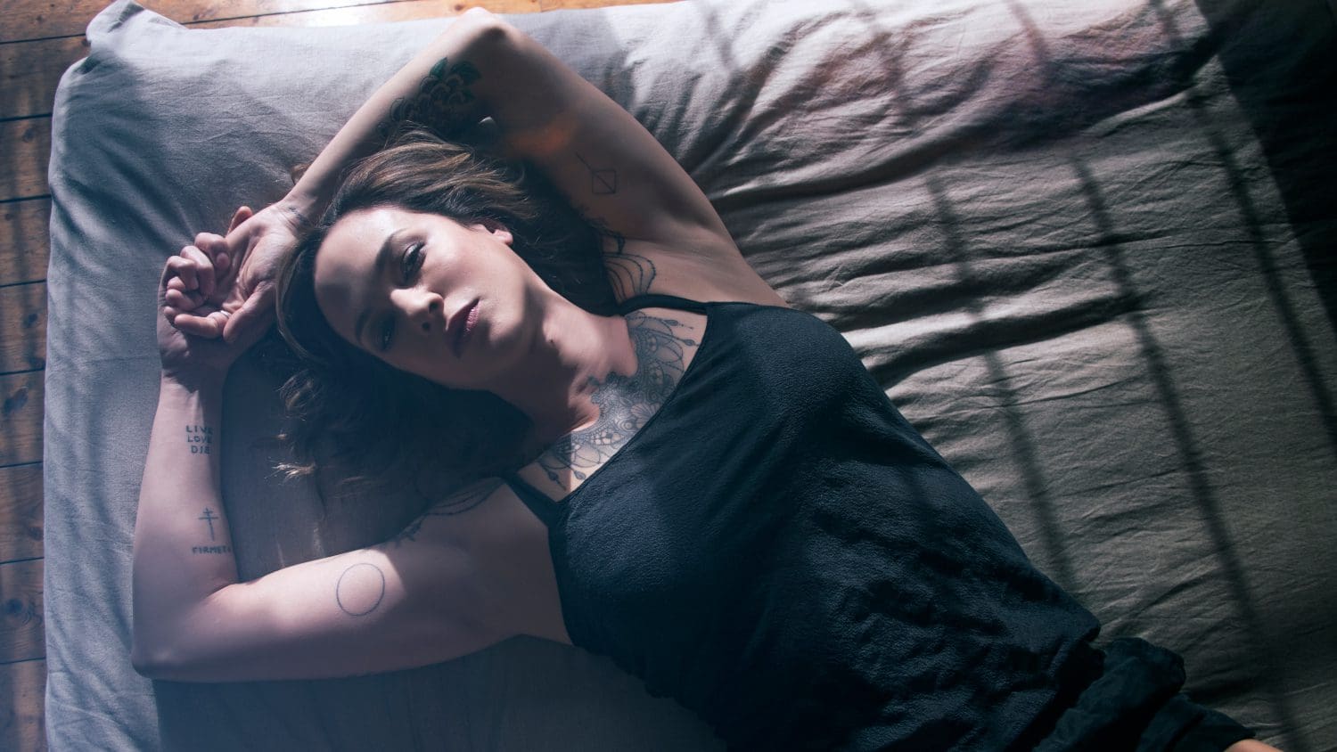 Asia Argento, in anteprima il video di “Venerdì” feat. Luca D’Aversa