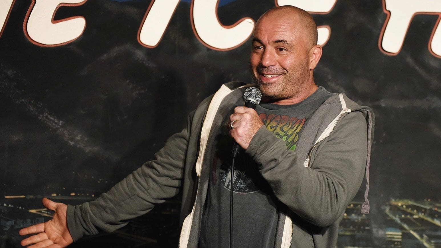 Joe Rogan risponde alle controversie sul suo podcast: si scusa ma non si nasconde