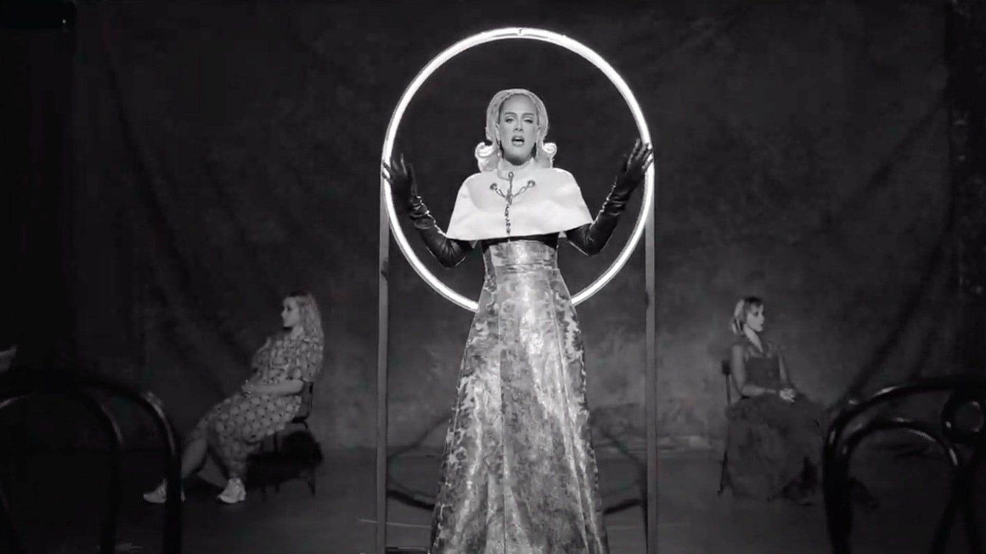 Adele ha pubblicato il video, in bianco e nero, di “Oh My God”