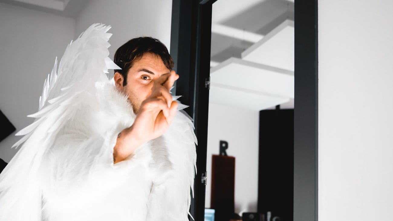 Medium e i suoi “Angeli Blu”: il nuovo singolo in anteprima (con videoclip)