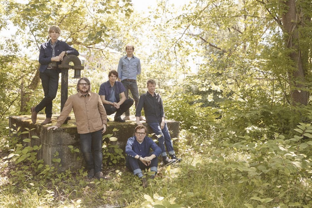 Sonos - Mikael Jorgensen (seduto sull'erba) insieme alla sua band, gli Wilco - foto di Annabel Mehran