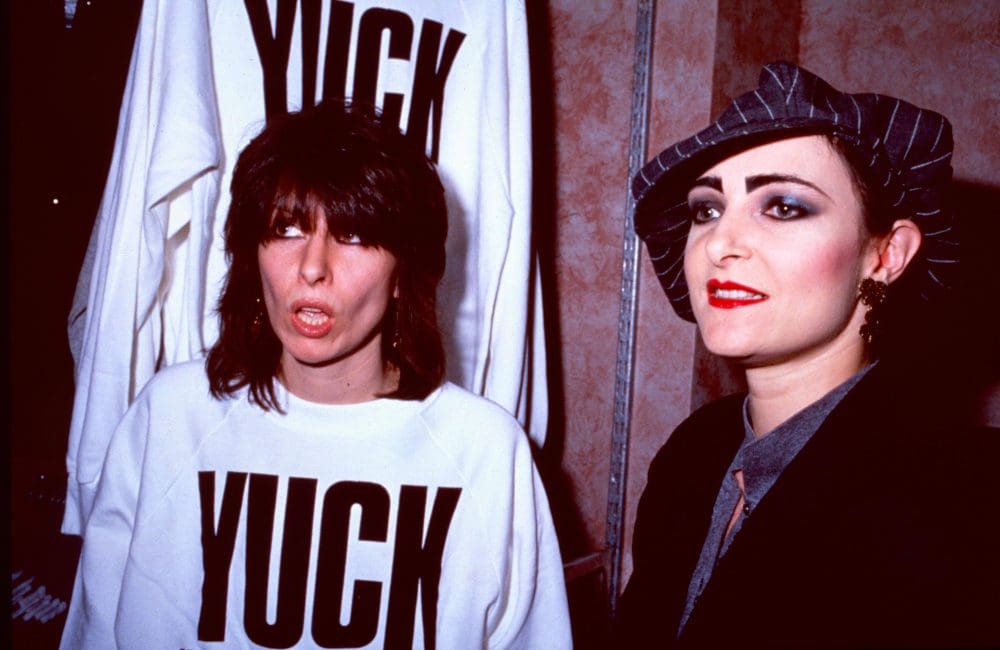 Da sinistra, Chrissie Hynde e Siouxsie Sioux in una foto scattata a metà anni '80 - foto di Landmark Media