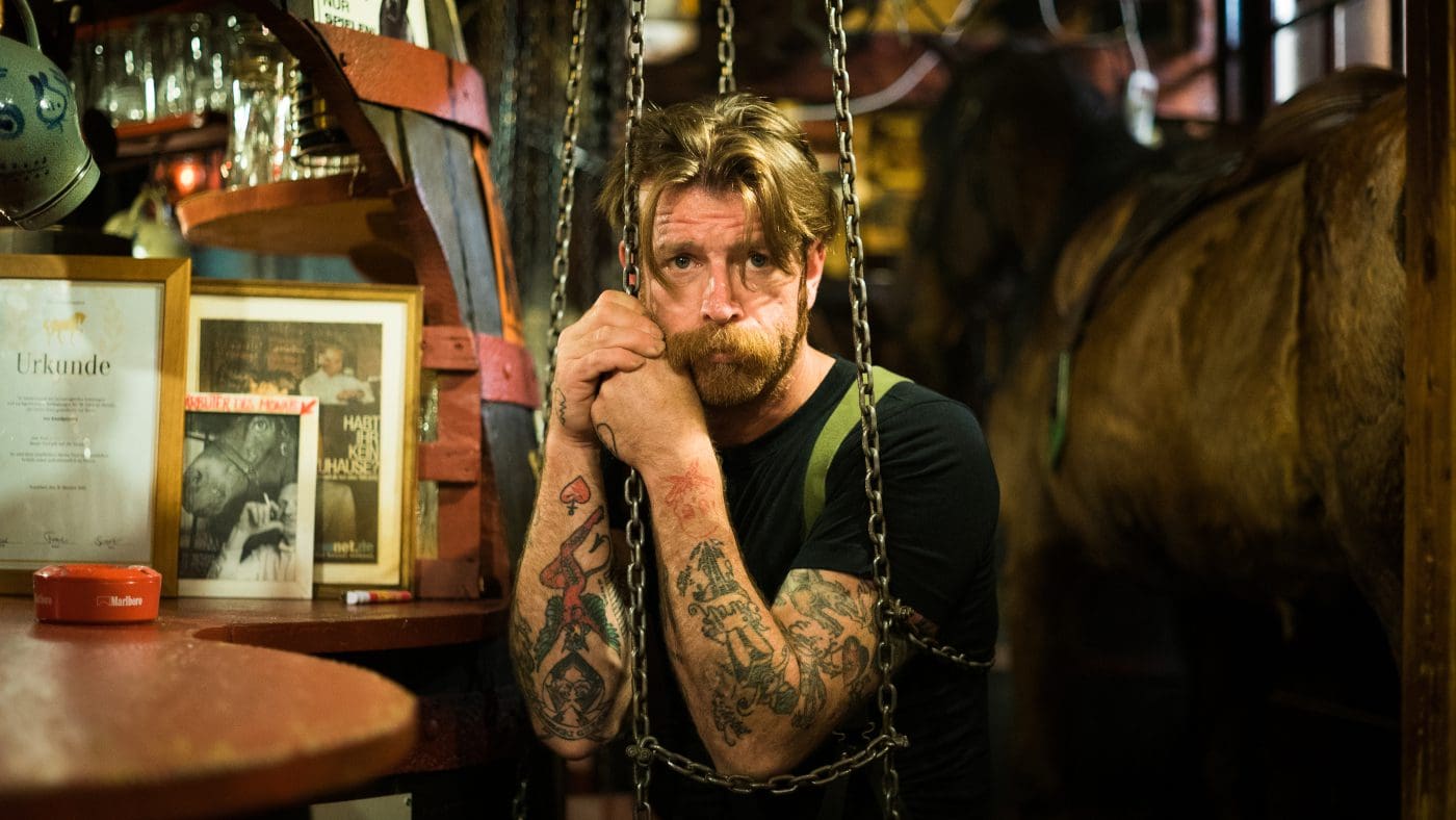 Gli Eagles Of Death Metal tornano a Milano: «Amiamo suonare nei Paesi cattolici dove si capisca quanto è divertente peccare»