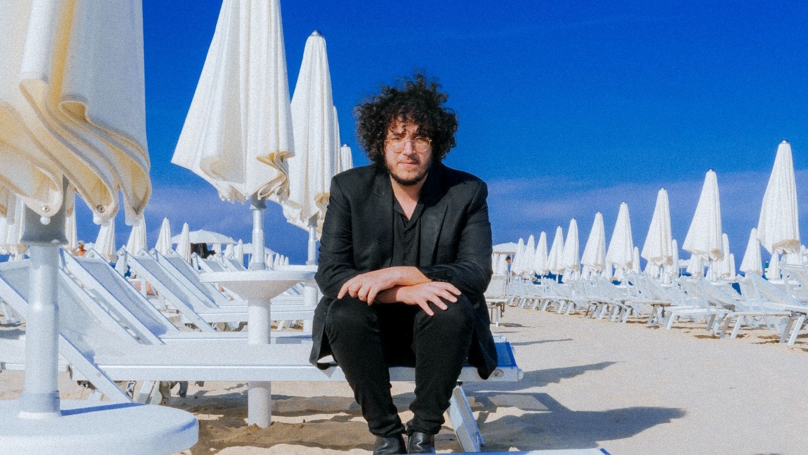 Nicolò Carnesi racconta la riedizione del suo album di debutto, “Gli eroi non escono il sabato sera”