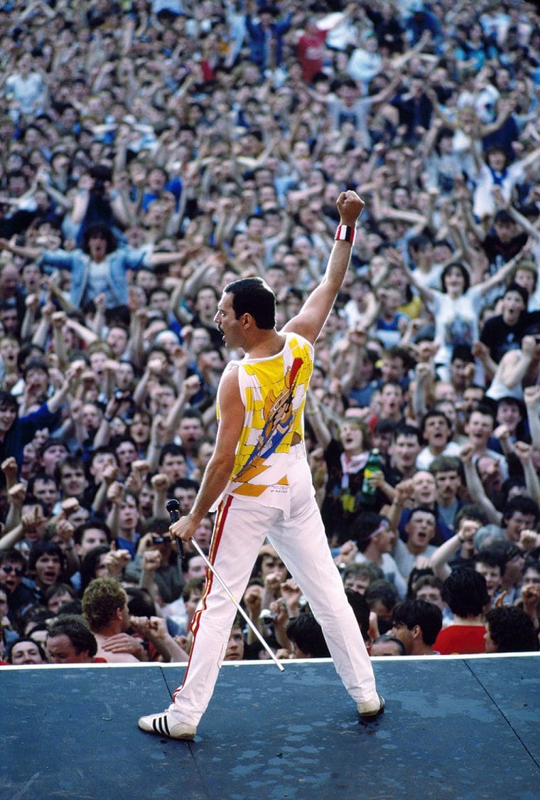 Trentuno anni fa si spegneva Freddie Mercury. La sua straordinaria vita celebrata in “Queen – as it began”