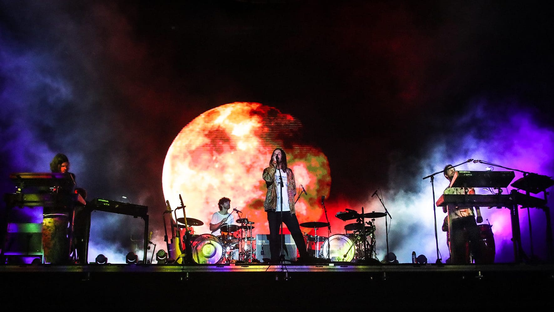 Il cielo elettrico non ferma i Tame Impala. Un concerto da ricordare