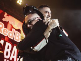 Marracash e Guè. L'abbraccio al Red Bull 64 Bars Live a Scampia. Foto: Red Bull
