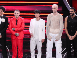I cinque finalisti del festival di Sanremo 2023: da sinistra, Tananai, Lazza, Ultimo, Mr.Rain, Marco Mengoni (foto di AGF / Maria Laura Antonelli)