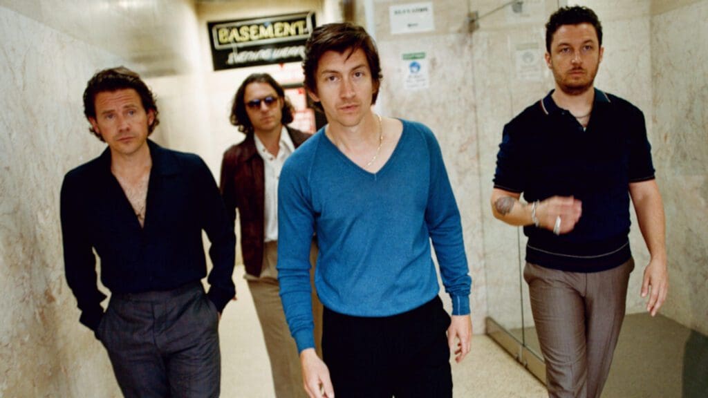 Arctic Monkeys - numero Billboard Italia luglio-agosto 2023 - foto di Zackery Michael