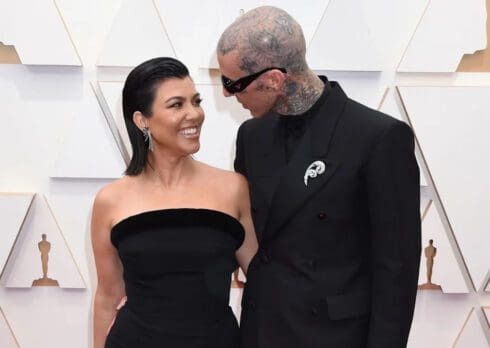 Kourtney Kardashian e Travis Barker aspettano un bambino: le nuove foto della gravidanza