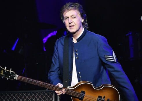 Paul McCartney e l’intelligenza artificiale: «Nell’inedito dei Beatles suoniamo tutti e quattro»