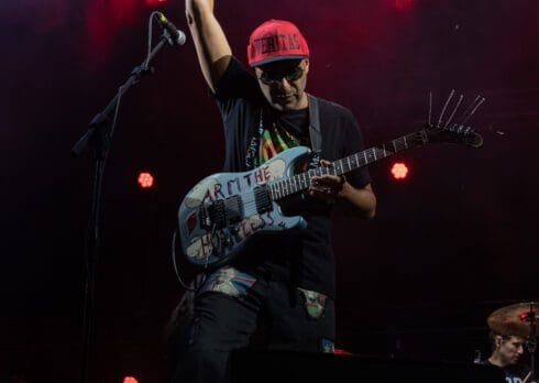 Tom Morello live a Taranto: fra jukebox e karaoke, un “fritto misto” che funziona