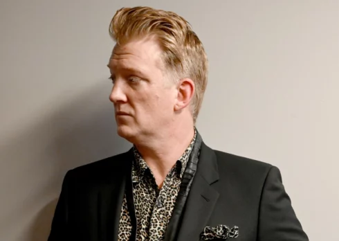 Josh Homme dei Queens of the Stone Age ha parlato della malattia: «Ce la farò»