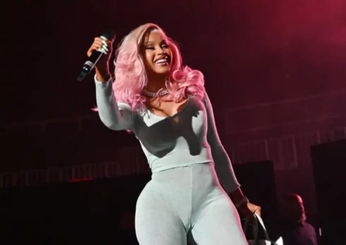 Cardi B ha lanciato il microfono su una fan