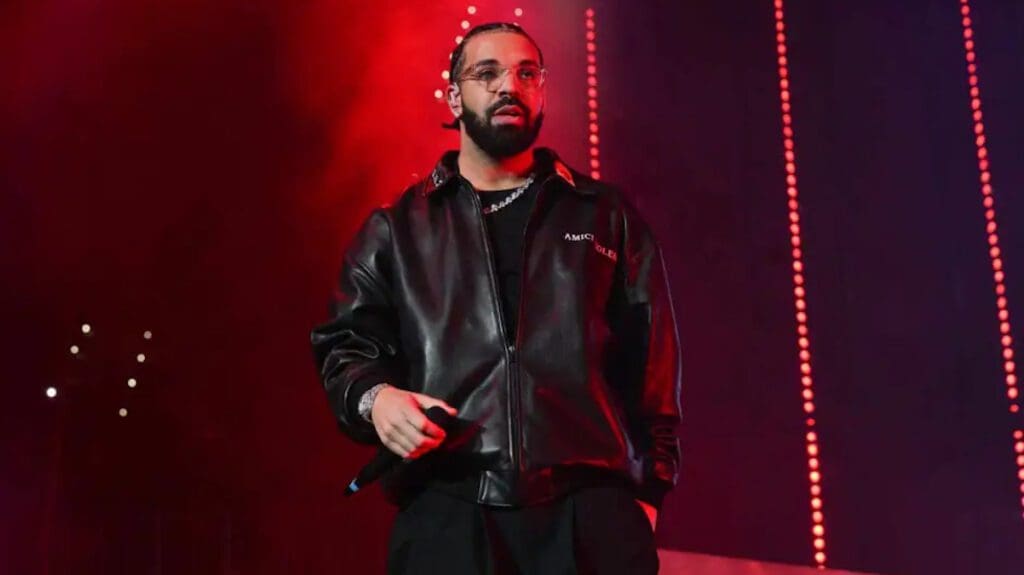 Drake colpito da un telefono durante il primo concerto del tour: il video