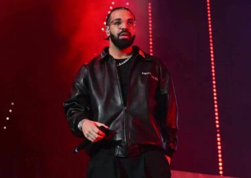 Drake colpito da un telefono durante il primo concerto del tour: il video