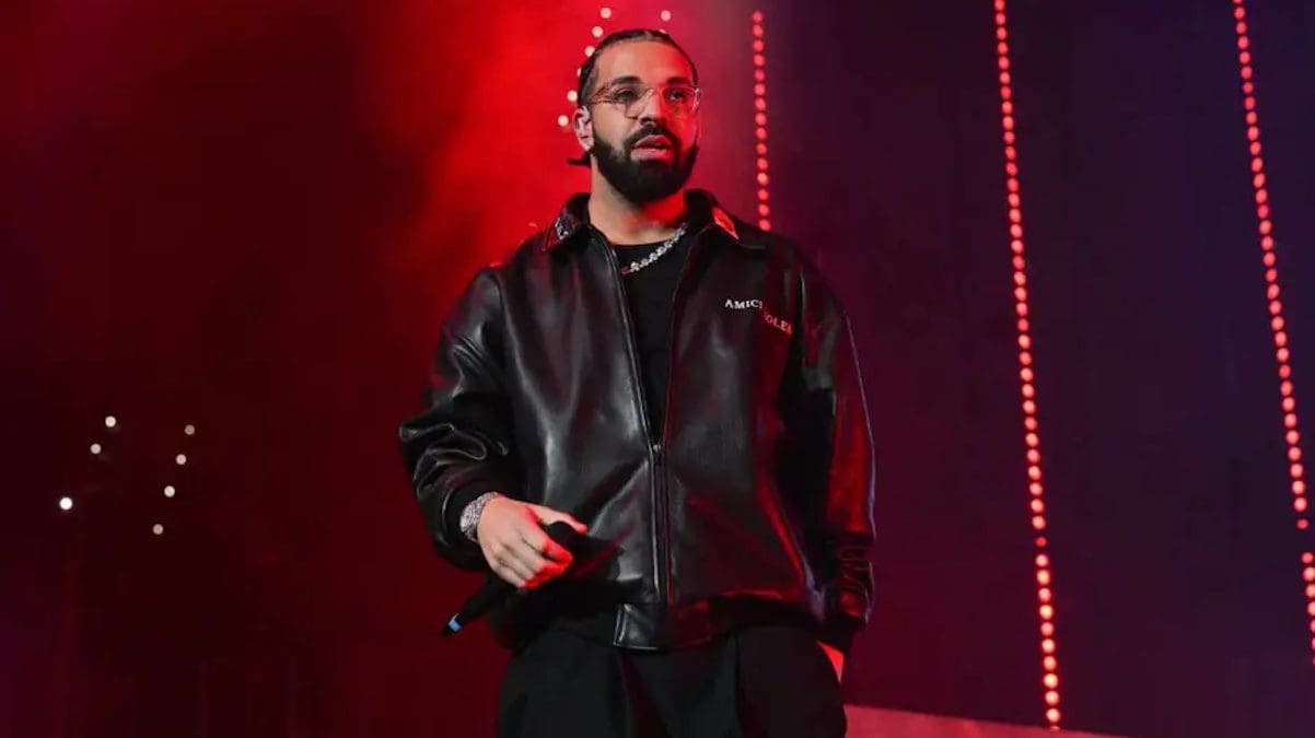 Drake gets hurt by phone during first date of tour