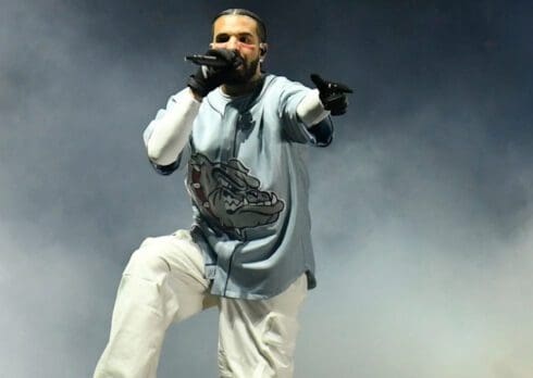 Drake: un fan gli lancia una sigaretta elettronica, lui lo rimprovera