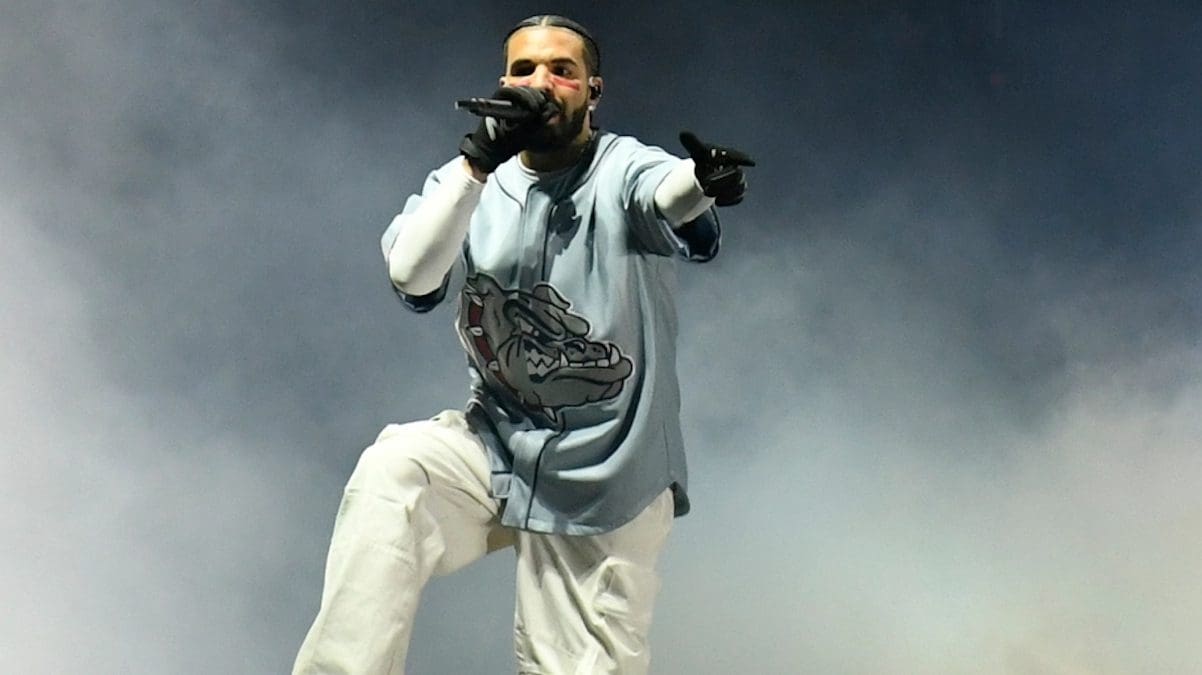 Drake: A fan threw e-cigarettes at him, he scolded him