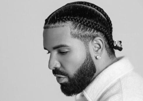 Drake mostra le sue unghie con smalto rosa prima dell’inizio del tour