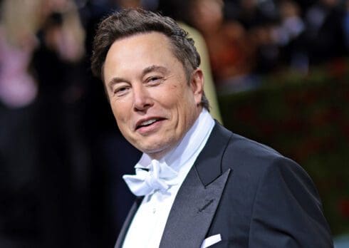 Elon Musk annuncia che Twitter a breve cambierà il suo logo dall’uccellino alla X