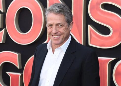 Hugh Grant va a un concerto delle Blackpink e diventa un loro “avido fan”