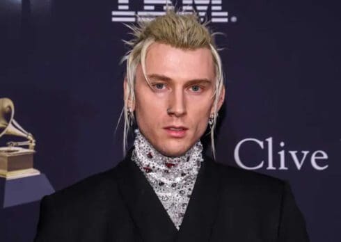 Machine Gun Kelly: un fan chiede un pugno in faccia, lui lo accontenta