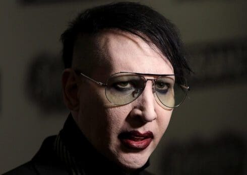 Marilyn Manson a patteggiamento per essersi soffiato il naso su una videomaker