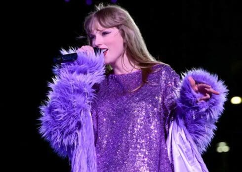 Fan di Taylor Swift si dà malata al lavoro e va a un concerto mascherata