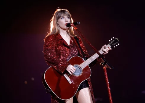 Taylor Swift ha dimenticato il testo di “Last Kiss” durante il concerto a Kansas City